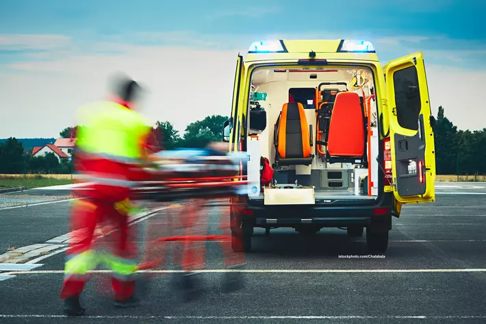 Mitarbeitende eines Krankentransportes im Einsatz